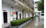 璧山区健龙初U中学校 l合楼前的微雨落? style=